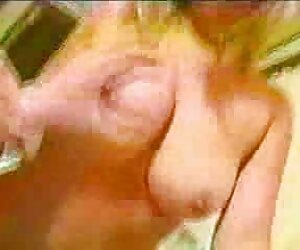 Eski bir bebekle türbanlı erotik videolar BBC'ye hizmet edebilmesi için odaya getirildi.